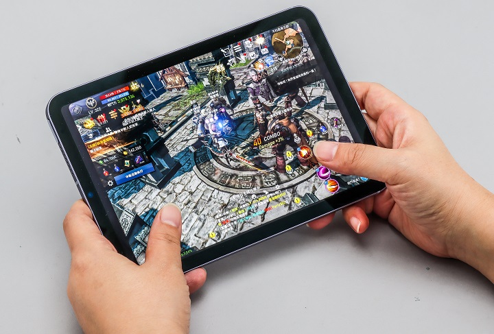 8.3 吋的 iPad mini 在玩遊戲時，也可以顯示更大的畫面，要雙手持機也很順手。