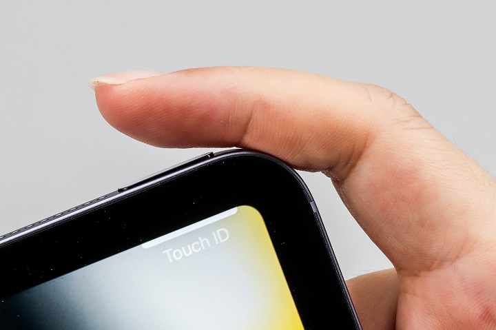 全螢幕�計下，將 Touch ID 整合進電源鍵，只要輕觸就可解鎖或付費�。