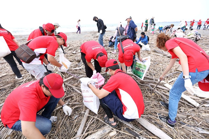Canon 帶領同仁志工響應淨灘活動，一同愛海洋環境。圖為 2019 Canon 環保淨灘行動。