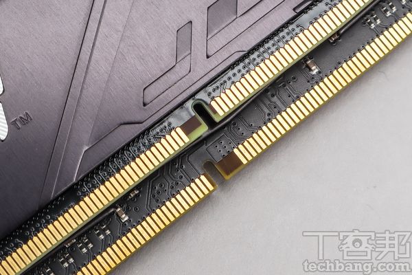 將 DDR5與 DDR4記憶體上下相疊，很容易就能發現金手指缺口卡榫位置並不一樣，所以消費者千萬不要誤插到錯誤的主機板上。 