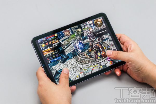 iPad Air 與 iPad mini 效能表現差異不大，但 iPad mini 在執行高效能遊戲較具優勢，也被稱為最強大的遊戲機。