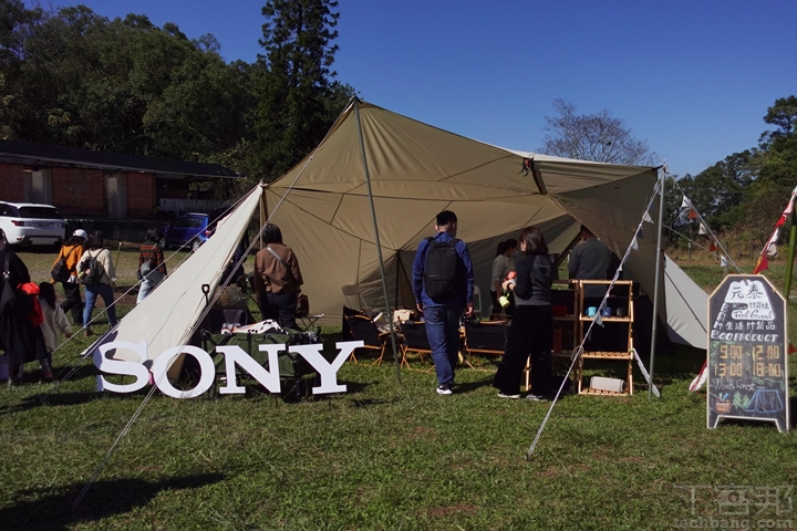 Sony 在顏氏牧場的書市野餐日活動的攤位，現場攤位皆以帳篷架，充滿濃濃戶外露營氛圍。