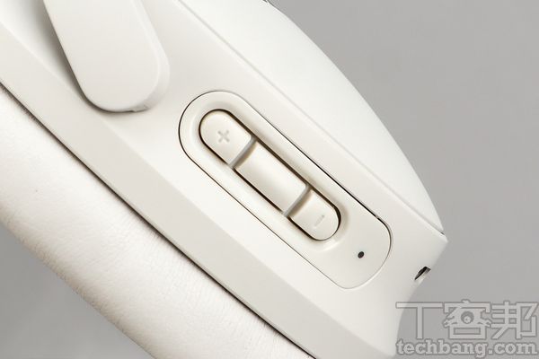 音量與多功能按鈕右耳罩側緣有音量＋－按鈕，間多功能鍵主要控制媒體放和通話。