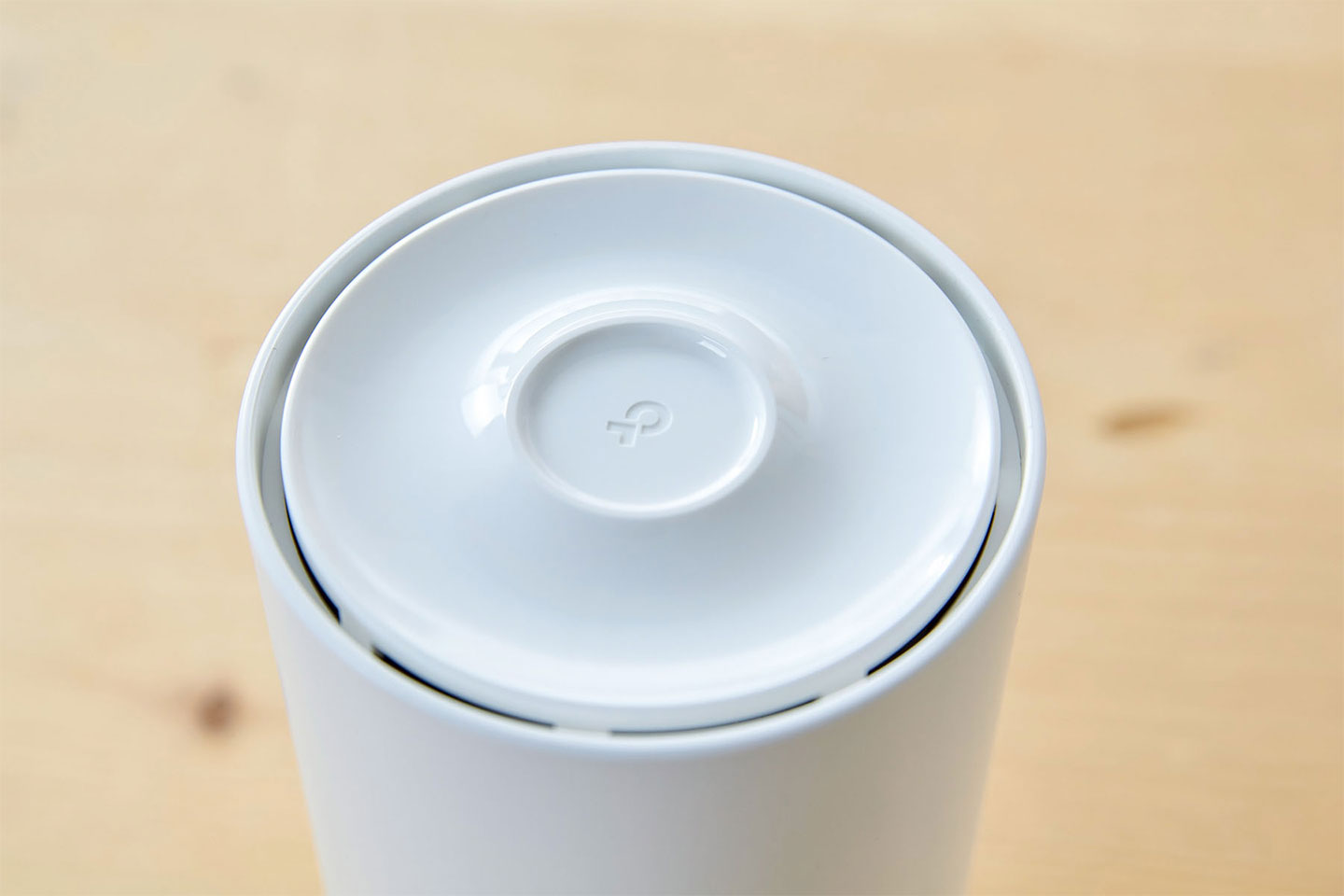機身頂部中央有 TP-Link 的 LOGO，散熱孔則是隱藏於邊緣處。