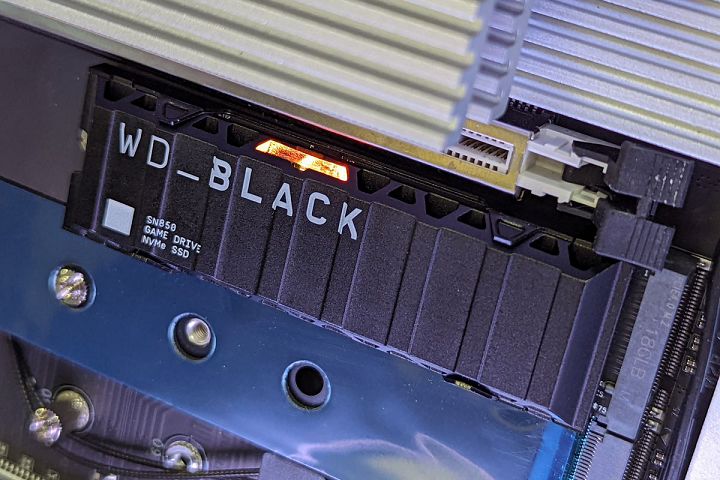 WD_BLACK SN850 NVMe SSD 散熱片版本其實還有一項「亮點」，就是位於上方的 RGB LED 照明功能，將電競元素發揮得淋漓盡致。