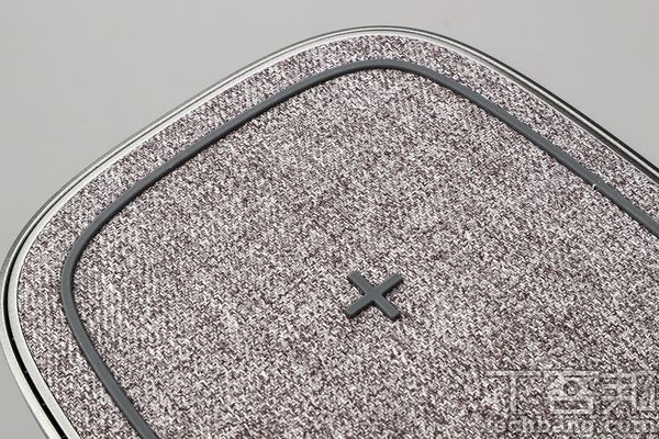 布質表面表層採用沙發布料材質，讓整體帶有手作的觸感。