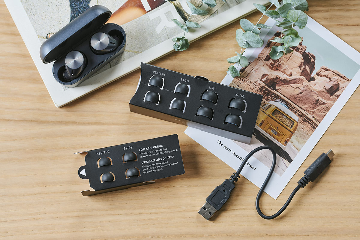 EAH-AZ60 共提供七組不同尺寸耳塞，確保對應不同用家的耳形，都可以輕鬆佩戴無負擔，產品附件另有 USB-C 充電線。