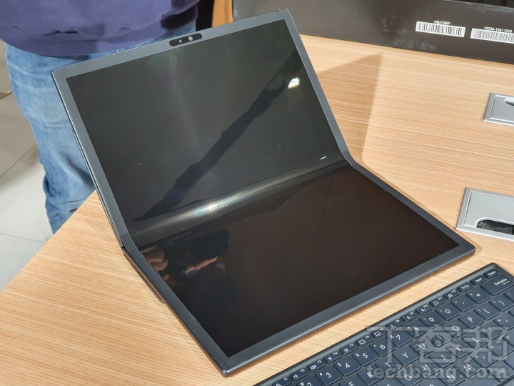 Zenbook 17 Fold OLED 的可摺疊柔性螢幕是與 BOE（京東方）合作開發，展開後有 17.3 吋、87% 螢佔比。