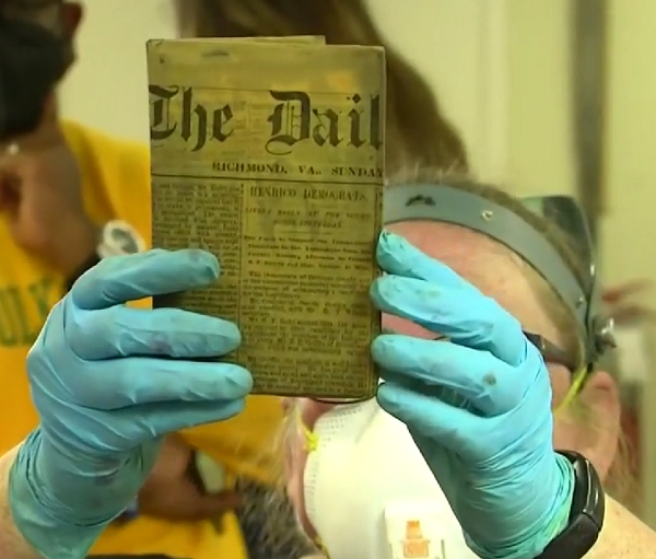工人在美邦聯將軍雕像底座發現了一個有130年史的時間膠囊，州長公布「開箱」影片