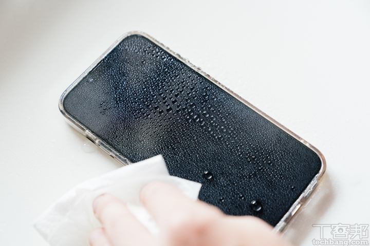 隨著疫情發燒，除了持手部清潔外，許多人也重視起電產品的清潔，這時不妨將 kona 活氧水輕輕擦於手機、螢幕、鍵盤 3C 產品表面，一樣可以達到除菌消毒的效果。
