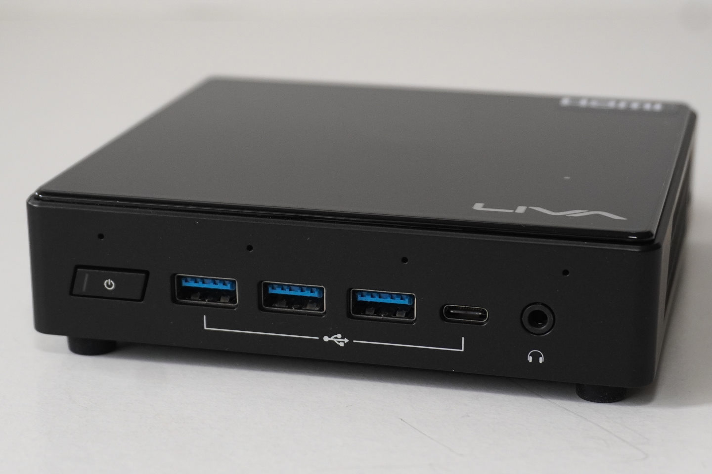 LIVA Z3機身前方提供3組USB 3.2 Gen 1，以及1組USB 3.2 Gen 2 Type-C。