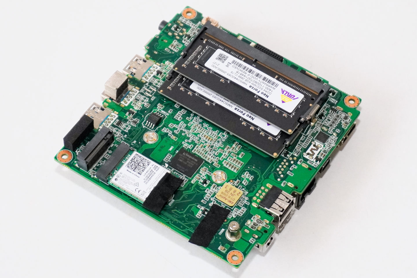 使用者也可以透過M.2 2280插槽擴充PCIe介面固態硬碟。