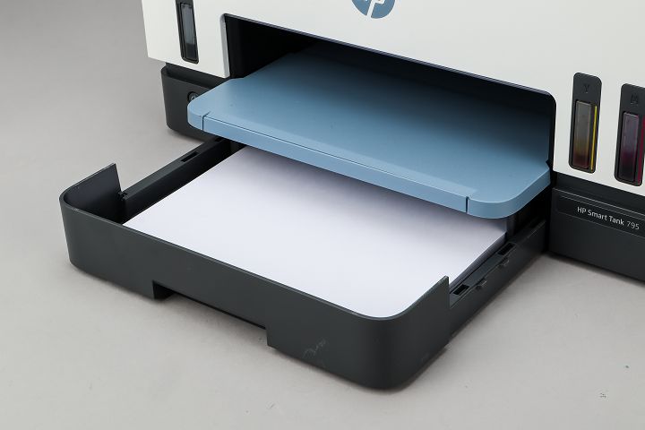 進紙匣提供 250 頁的大容量紙張儲空間，並具備低紙量的偵測功能。