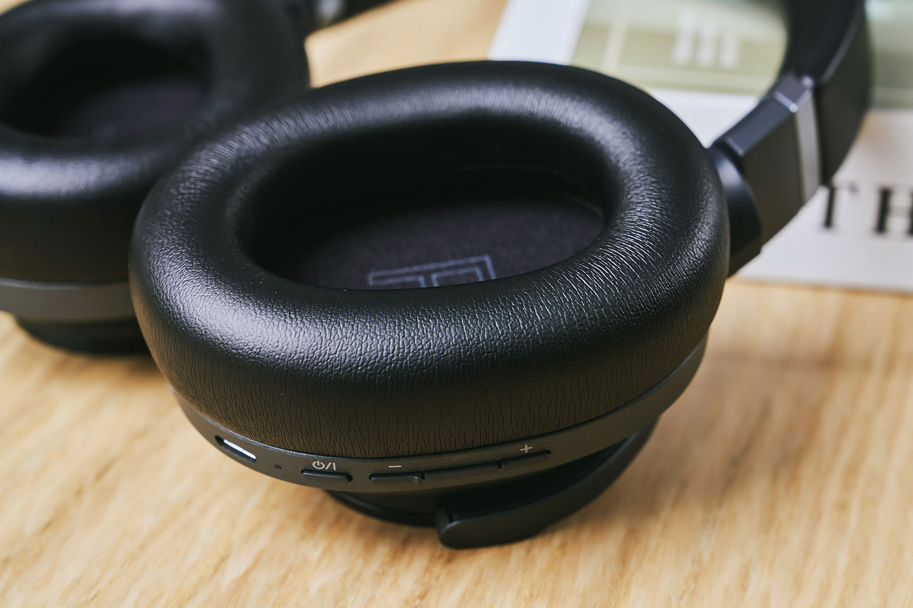 不同於絕大多數大型耳機，EAH-A800 的耳罩並非採用平整外型，而是透過不規則的曲面，緊密貼合耳朵與部，達到被動性隔音效果，也確保聲音訊號不會流洩到外部，換言之於在耳罩與耳朵間，形成一個密閉的音樂廳。