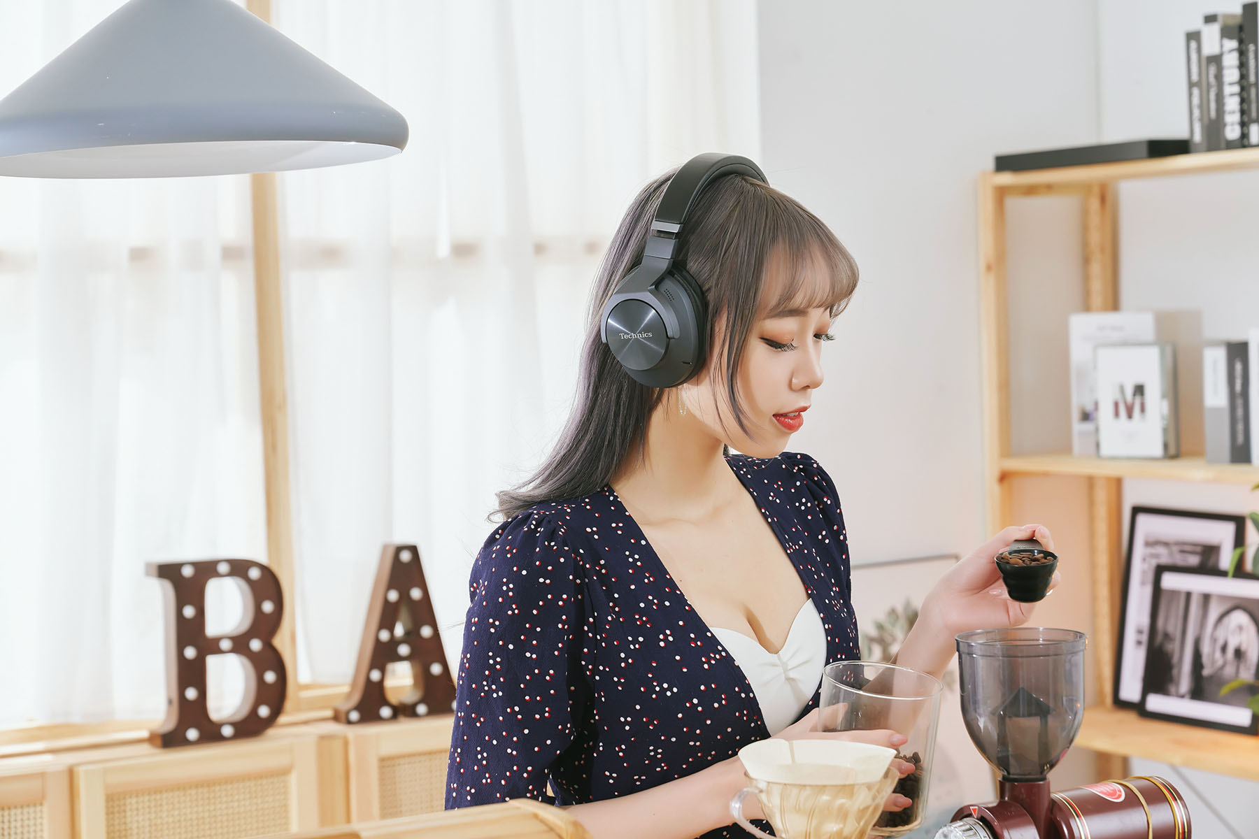  其咖啡館或賣場空間，EAH-A800 除了能讓現場環境聲響的低頻音域獲得有效抑制外，對於人聲的降低也有一定效果，使得聆聽音樂或影片音效的音量能夠大幅減少，避免長時間大音量聆賞會影響聽力。