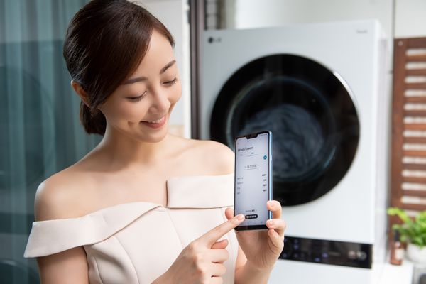 支援Wi-Fi的洗衣機可用手機直接遙控洗衣機開關，或是調整衣物洗程（圖片來源：LG）。
