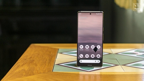 指紋辨慢、無法充電，號稱「最大計革新」的 Android 12 也翻車了