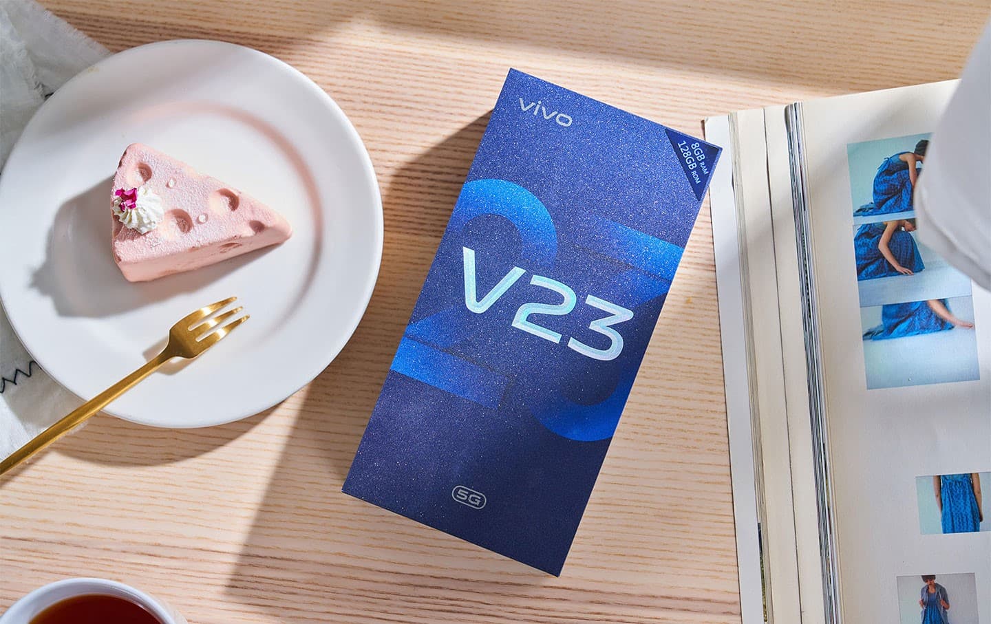 vivo V23 5G 的外盒帶有濃厚的夢幻色彩，雖然視覺計上以產品的型號為主，但特殊的印刷處理方面讓人印象深刻。