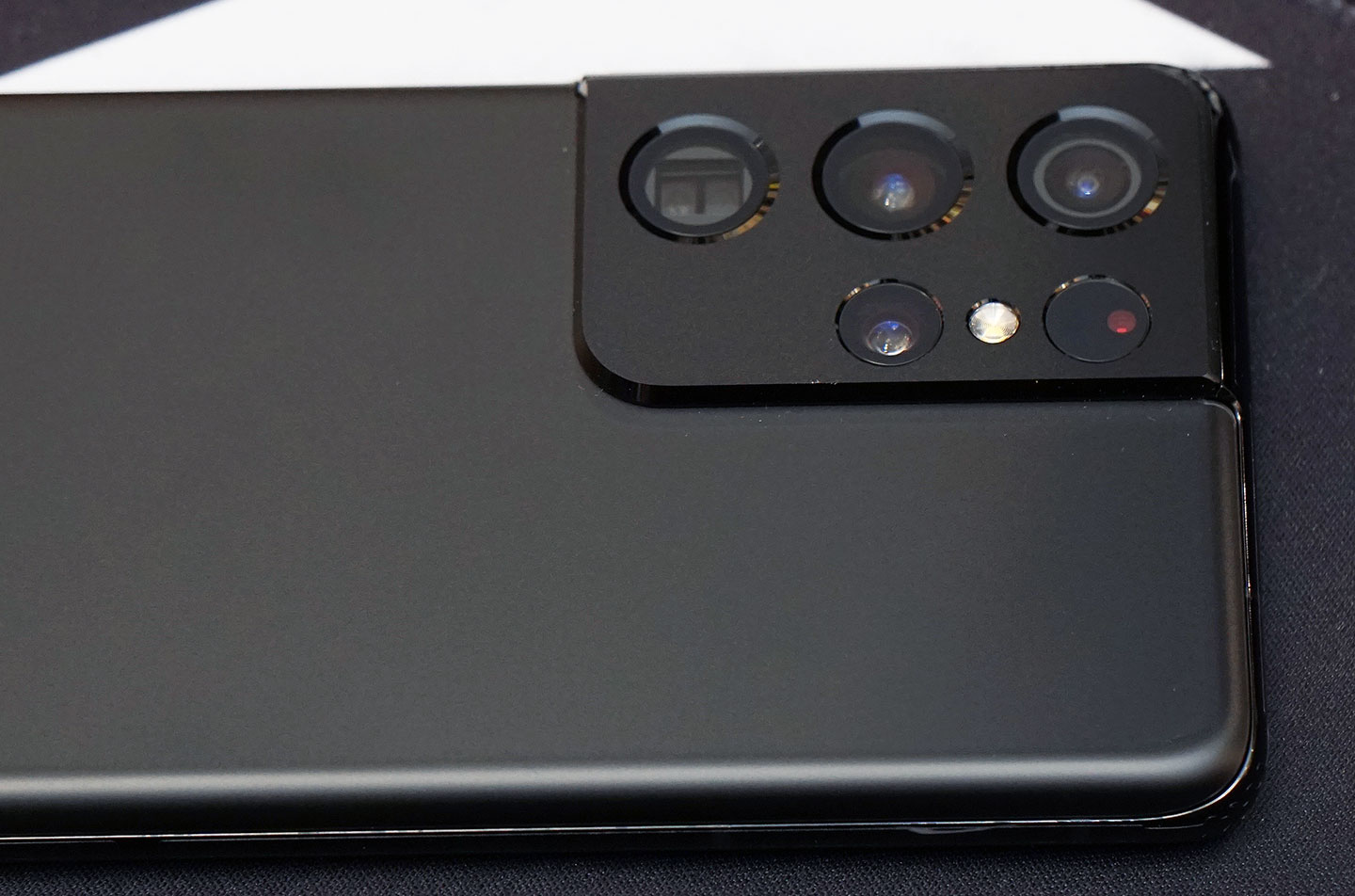 Galaxy S21 Ultra 採四鏡配置，是現階段 Galaxy S 系列旗艦相機最強的組合。