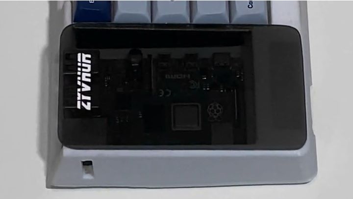 使用者可以將Raspberry Pi或尺寸接近的單板電腦裝在鍵盤側邊的收納空間。
