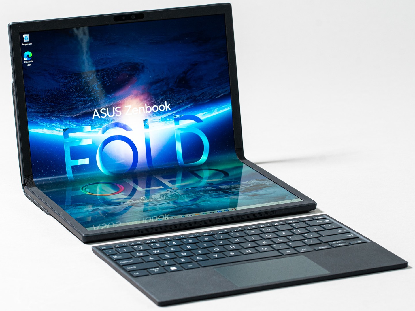 Asus Zenbook Fold OLED具有多種不同使用樣態，可以透過觸控螢幕或配無線鍵盤操作。