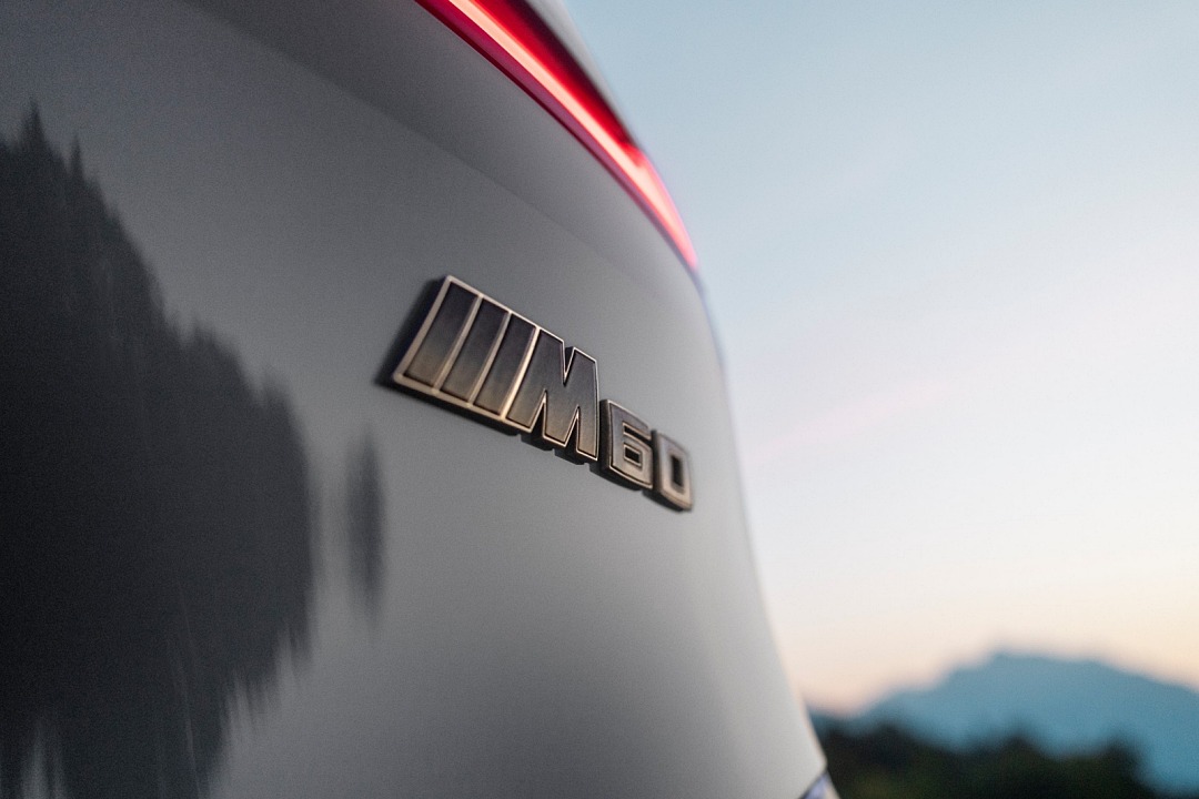 BMW 以畫龍點睛手法鋪陳，為全新 BMW iX M60 配置車尾專屬銅色鑲邊車型銘牌，型塑全新 iX M60 躍然而上的動感姿態。
