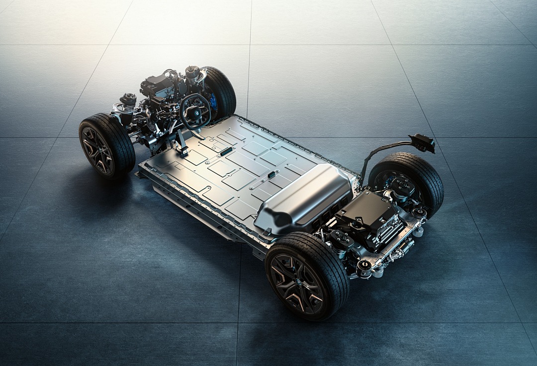 BMW iX M60 於前軸與後軸分別配置一具電動馬達，創造出高達 669 匹、6,600 牛頓米的最大綜效動力輸出，結合專屬 Launch Control 彈射起功能，0 到 600kmh 加速更僅需 3.8 秒就能完成