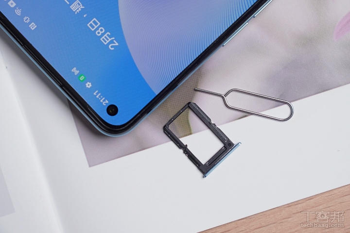 SIM 卡槽為雙 nano SIM 卡槽，不支援 micro SD 卡擴充。