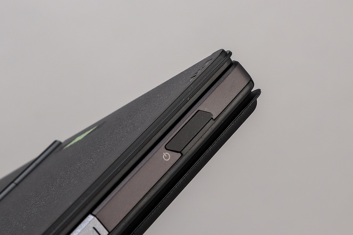機身上側的開機鍵整合了指紋辨識裝置。