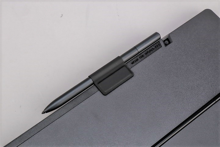 隨機配件中的 Asus Pen 2.0 手寫筆，具備 4,096 階壓力感測，還提供磁吸式筆套，可以將筆磁吸在背蓋支架的正上方。