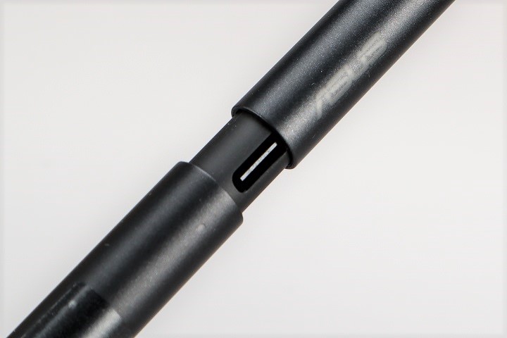 拉開 Asus Pen 2.0 手寫筆的筆桿可見充電埠，充電 30 分鐘可使用 140 小時。