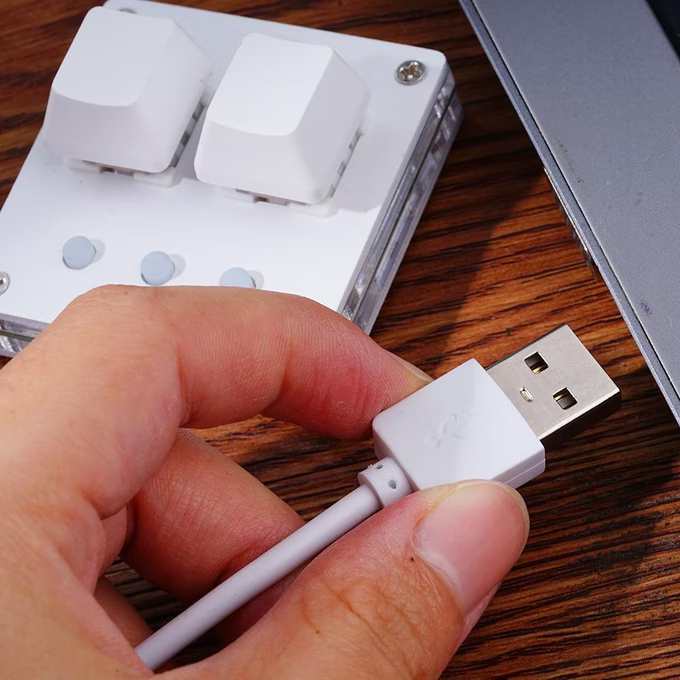 機身上的端為USB Type-C型式，能連接至Windows、Linux、MacOS、Android、Raspberry Pi裝置使用。