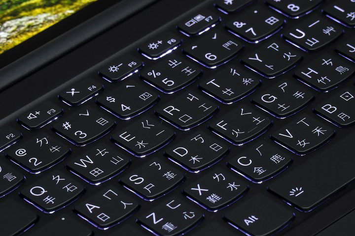 配置 TrueStrike 全尺寸背光鍵盤，具備 1.3mm 鍵程，可以選擇開啟、自動、關閉背光。