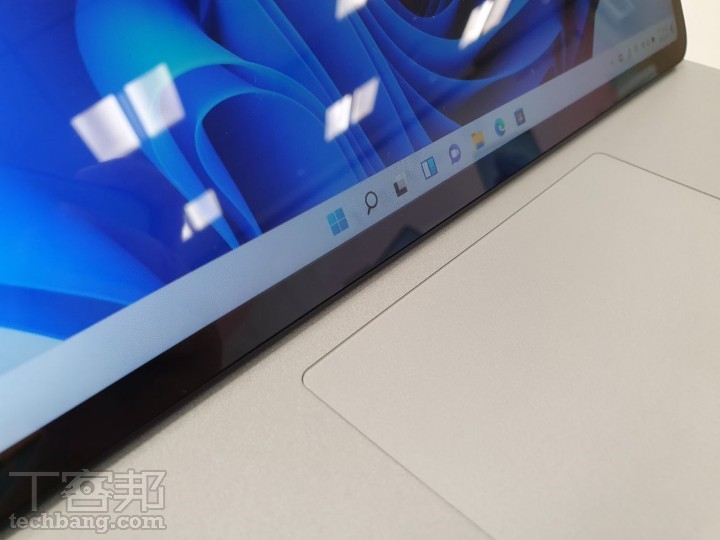 Surface Laptop Studio 的鍵盤與觸控板之間帶有磁力，能夠吸附拉至前方的觸控螢幕。
