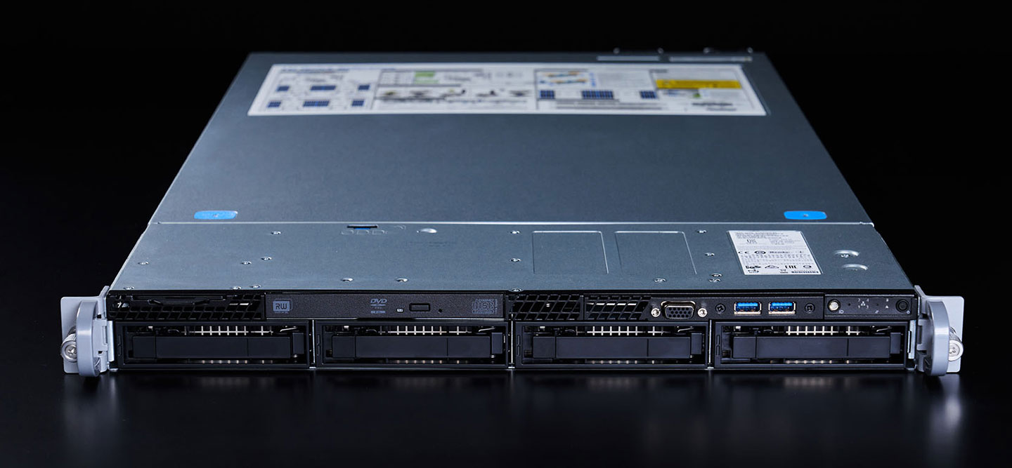 Genuine 捷元 RX2120 1U 機架伺服系統的機身正側面可看到 4 組支援 3.5 吋 / 2.5 吋 SAS / SATA 介面硬碟擴充槽，並可支援熱插拔功能，同時也配置一組 8x 速度的 Slim DVD RW 燒錄光碟機。
