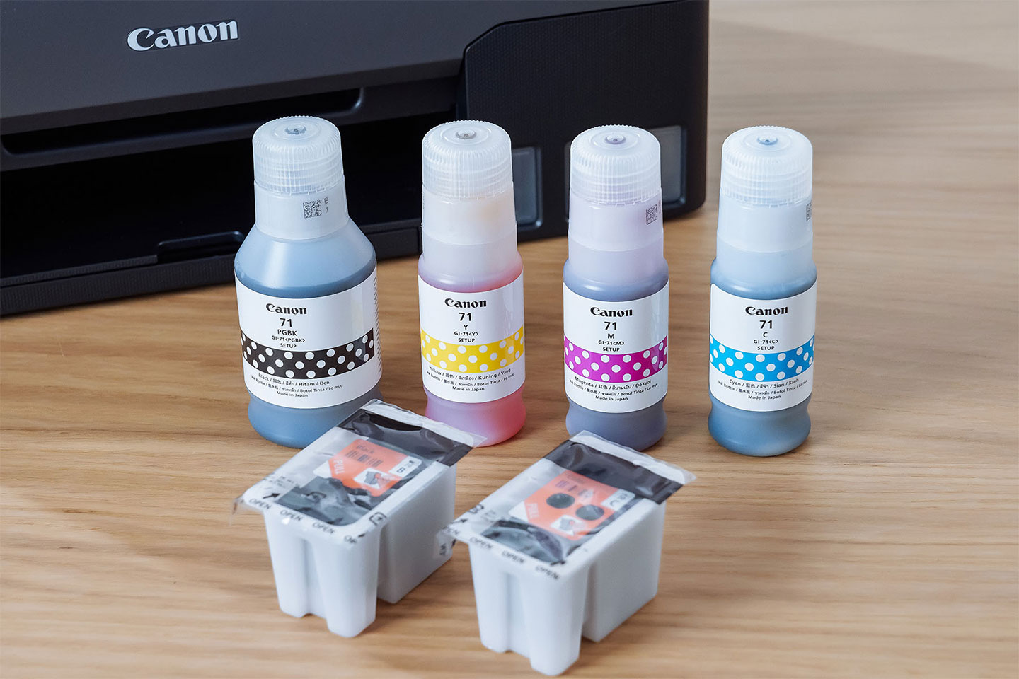 目前市面上的連續供墨印表機都採用四色分離的墨水瓶，在購買時可以注意一下標示的可列印量是否足夠。