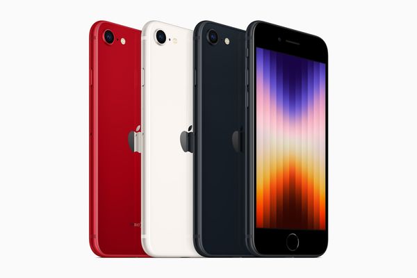 新款 iPhone SE 的外型與前一代相同，4.7吋的螢幕加上 Touch ID 指紋感應器，顏色分別為 Product Red、星光色、午夜黑。