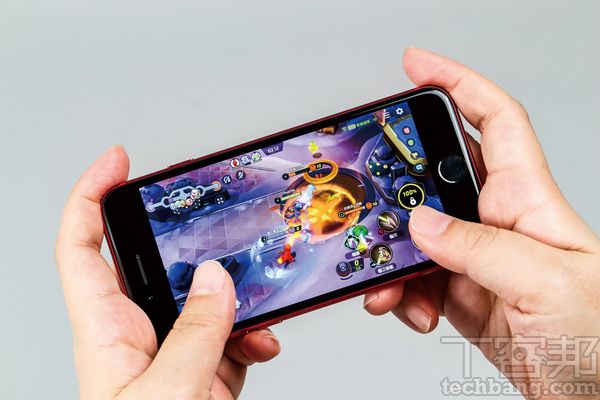 載A15晶片在 iPhone SE 玩遊戲不成問題，但要考慮的是小螢幕玩遊戲的操控性。