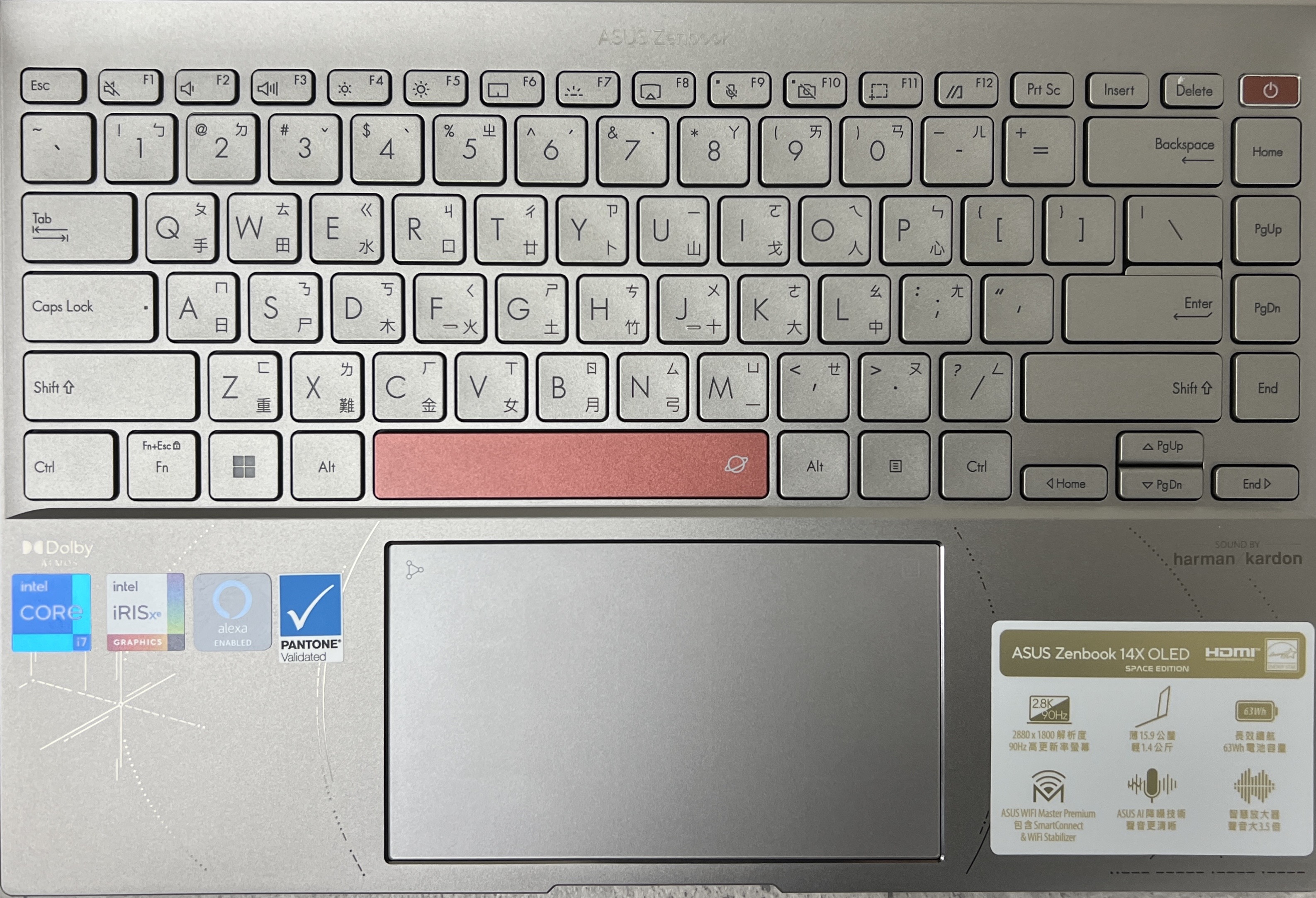 鍵盤區可見更多的符碼密碼，在手腕放置處，從左開始有 MIR 太空站型態的簡化圖紋、太空艙為概念的圓弧圖騰、代表 1998 MIR P6300 及 2011 ASUS ZENBOOK 摩斯密碼 （貼紙下方）。