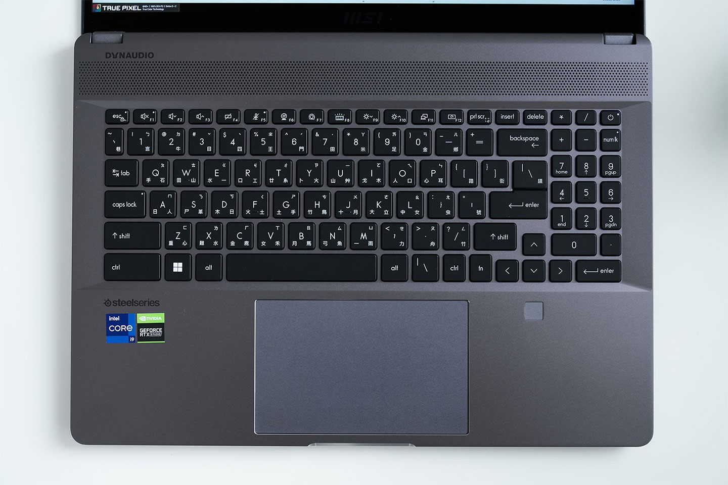 機身 C 面配置黑色鍵帽的島式鍵盤，採用1.5mm鍵程計，右側則有縮小版的九宮數鍵，能快速輸入數，提供創作者更舒適的工作環境。