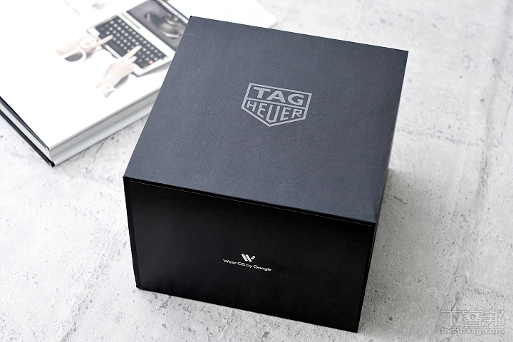 黑色包裝外盒上有燙銀的 TAG Heuer 樣，由於智慧錶採用 Google WearOS 作系統，因也印上 WearOS logo。