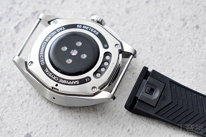 錶帶採用快拆計，按下按鈕就可以快速取下錶帶，TAG Heuer 也推出多款不同材質的替換錶帶供使用者配。