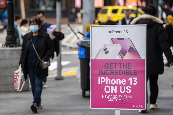 T-Mobile 的 iPhone 13 廣告 攝影：David Paul Morris