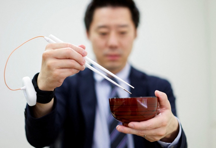 喜吃「重鹹」不一定要吃那麼多鹽，日本研究人員開發出可增強鹹味的電