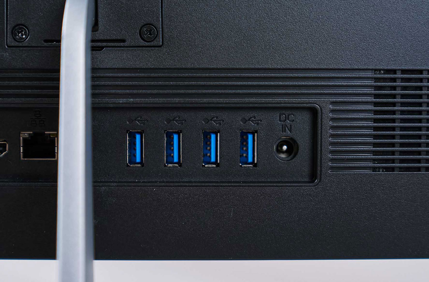 靠近支架右側配置了 4 組 USB 3.2 Gen2 A 埠，相較於一般常見的 Gen1 規格傳輸速度是 2 倍的 10 Gbps，另外也有電源供應器接口。