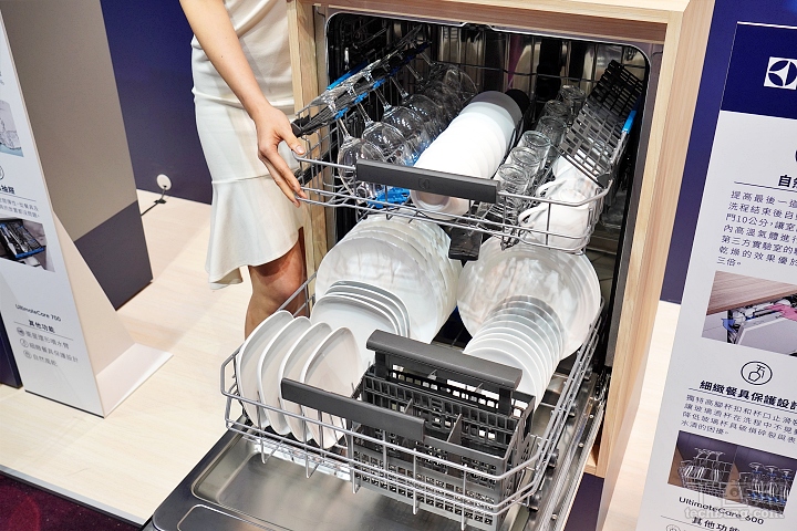 伊萊克斯推出極淨呵洗碗機系列，從獨立式到嵌入式一應俱全