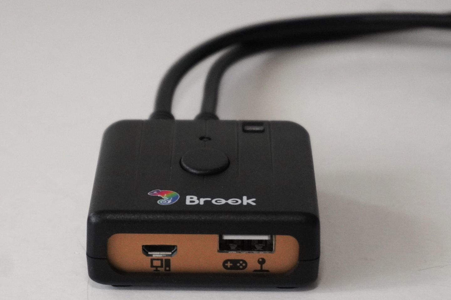 玩家可以透過藍牙無線方式或轉接器面右側的USB端連接要使用的遊戲控制器，並透過左側的Micro USB端連接到目標電腦、遊戲主機。