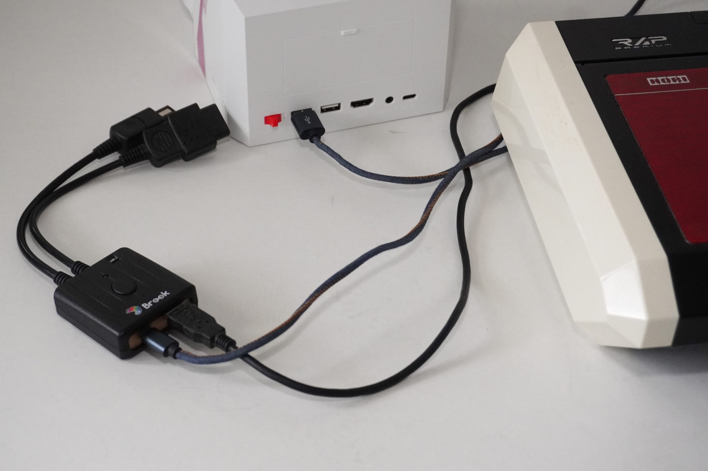 安裝方式為將Real Arcade Pro: 3 Premium VLX連接到右側USB端，並由左側的Micro USB端連接到Egret II Mini。
