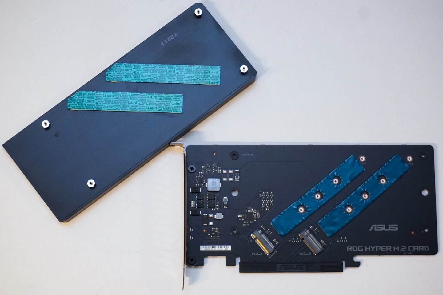 擴充卡的大型散熱片有助於壓制固態硬碟運作時的溫度。