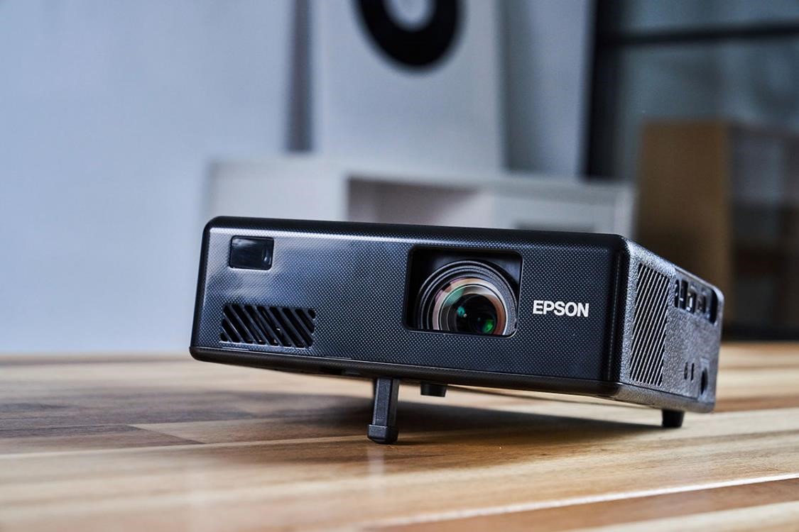 Epson EF-11 載定焦投影鏡，並採用手動對焦方式操控。
